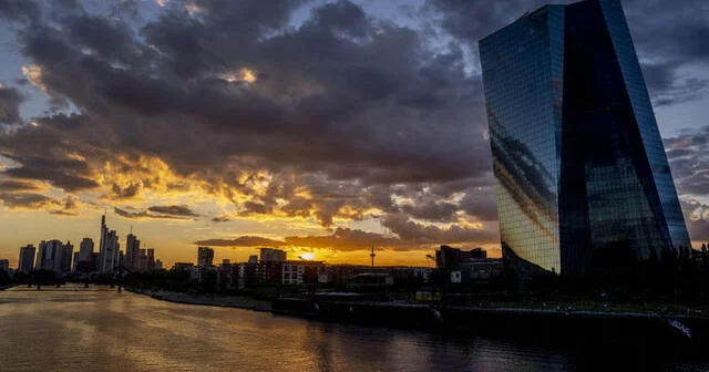 ECB maliyyə sabitliyi riskləri barədə xəbərdarlıq edir
