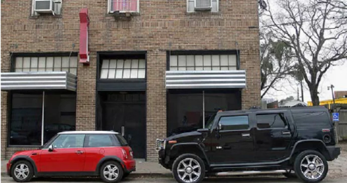 Sürücülər yolda bahalı maşına sakit, ucuz maşına aqresiv reaksiya göstərirlər EKSPERT VİDEO