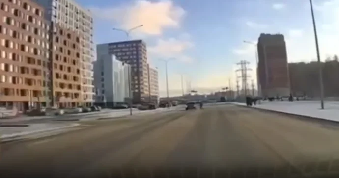 Vəsiqəsiz yeniyetmə “Mercedes”lə 8 yaşlı uşağı vurdu; bölməyə düşdü VİDEO