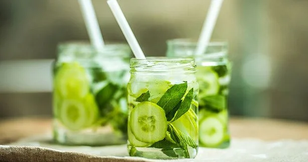 Detoks suları üzü təmizləyir? Həkimdən cavab