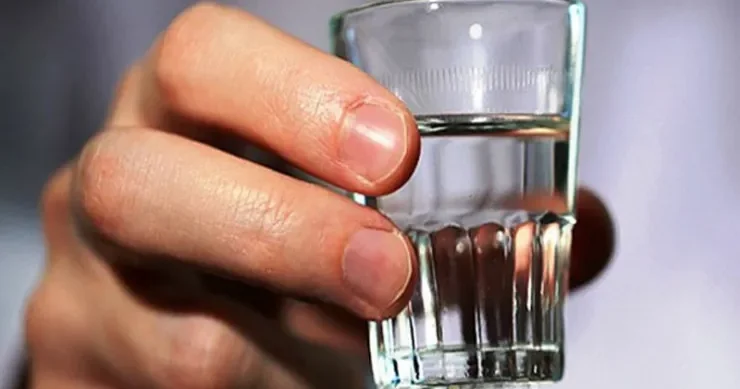 Azərbaycanda ata araq almayan oğlunun burnunu qırdı