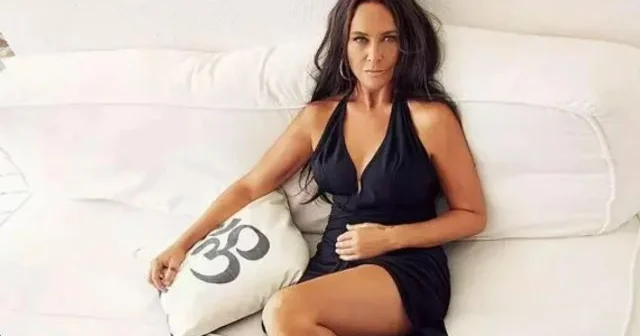 Məşhur müğənni Hülya Avşar prokurorluğa verilib Fahişəliyi təbliğ etdiyi üçün (FOTO)