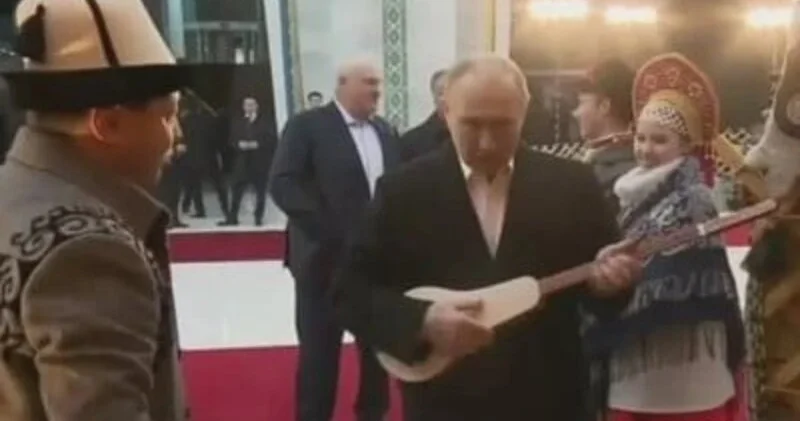 Putin Bişkekdə qırğız milli musiqi aləti olan qopuzda ifa etdi