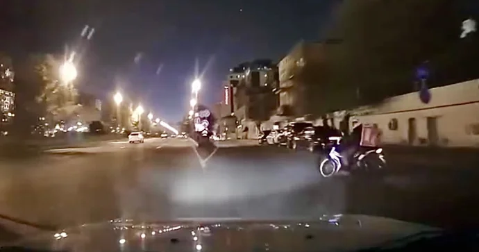 Ara küçədən çıxan motosikletçi az qala maşına çırpılacaqdı VİDEO