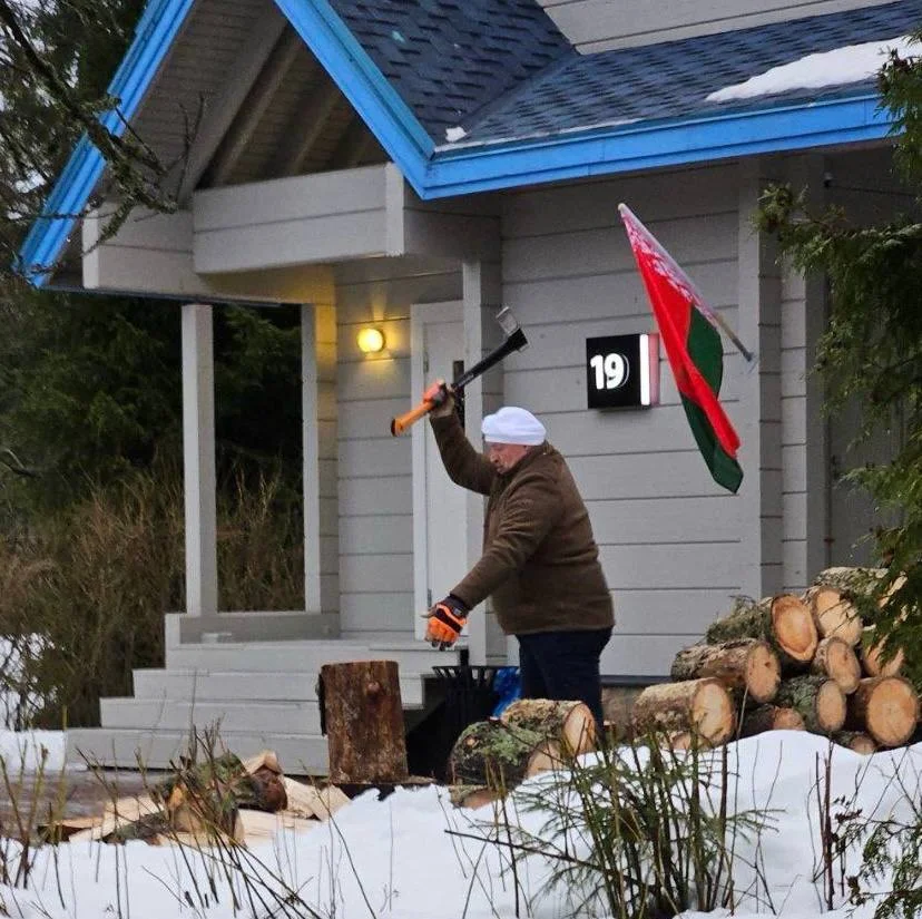 Lukaşenko SanktPeterburqda odun doğradı FOTO