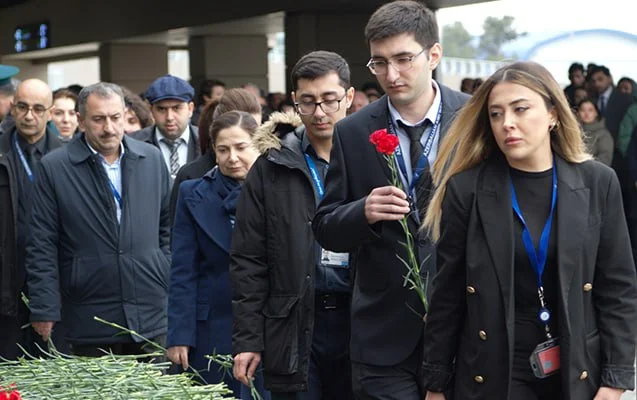 Həlak olanların xatirəsi Bakı aeroportunda anılır FOTO