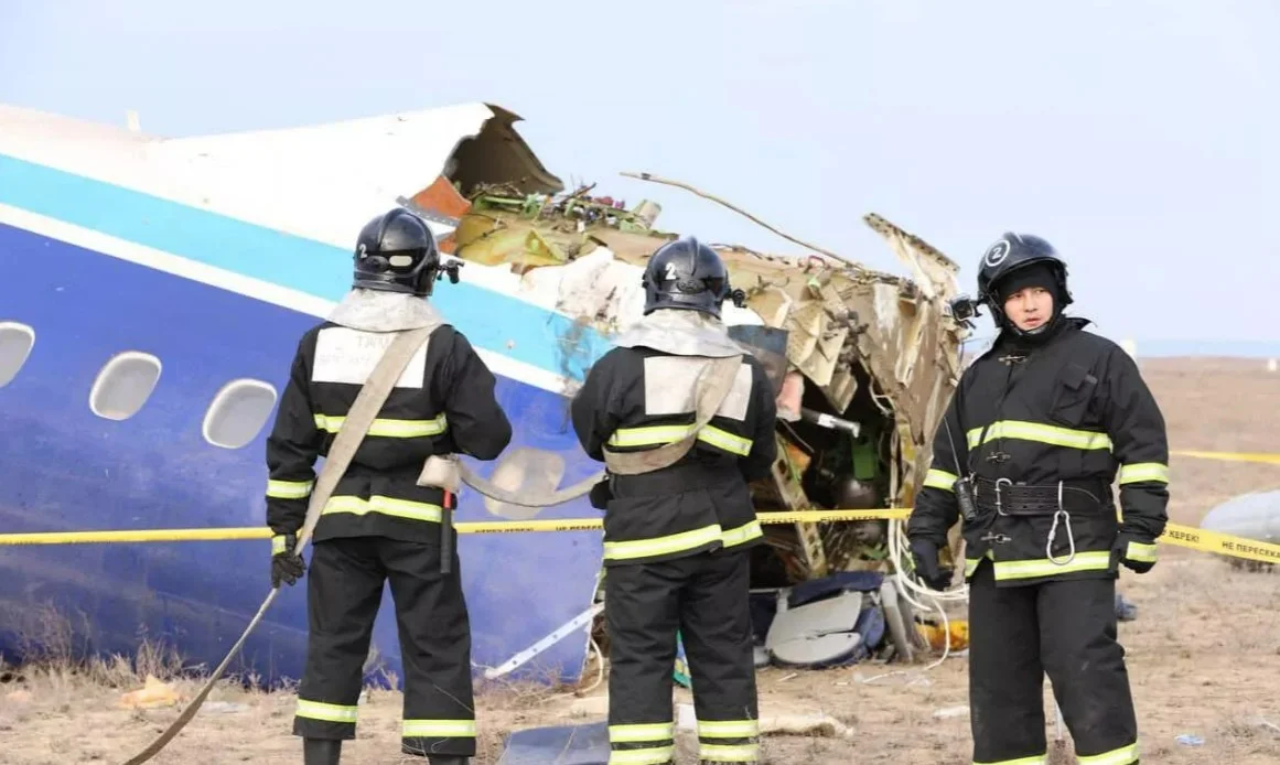 В Актау начали разбирать конструкции самолета AZAL, выживших доставят в Азербайджан