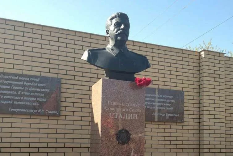 Novosibirsk meriyası: Stalinin abidəsi mədəni irsi korlayır