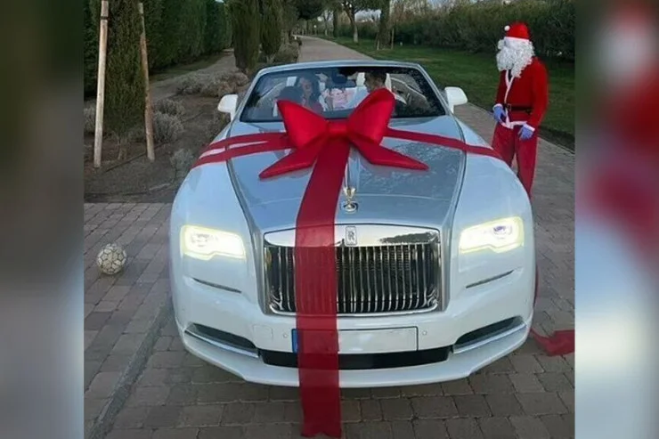 Sevgilisi Ronaldoya RollsRoyce Dawn hədiyyə etdi