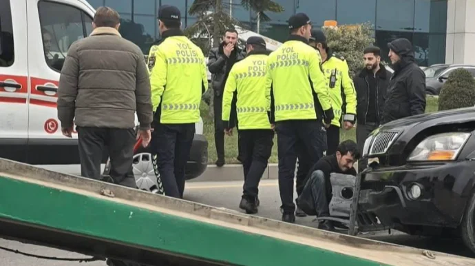 Heydər Əliyev prospektində KİA aşdı; köməkçi yol bağlandı FOTO VİDEO