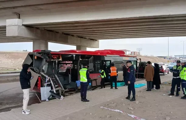 Yük maşını avtobusa çırpıldı: 1 ölü, 1 yaralı var