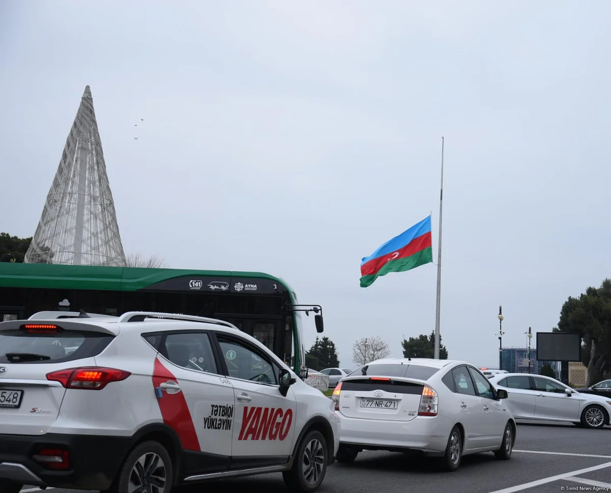 В Баку приспущены государственные флаги в память о жертвах авиакатастрофы (ФОТО)