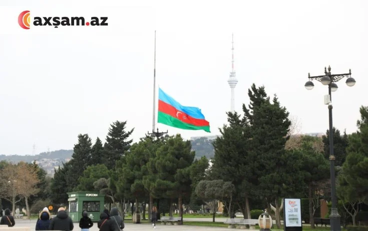 Matəmə görə bayraqlar yarıya qədər endirilib Fotolar