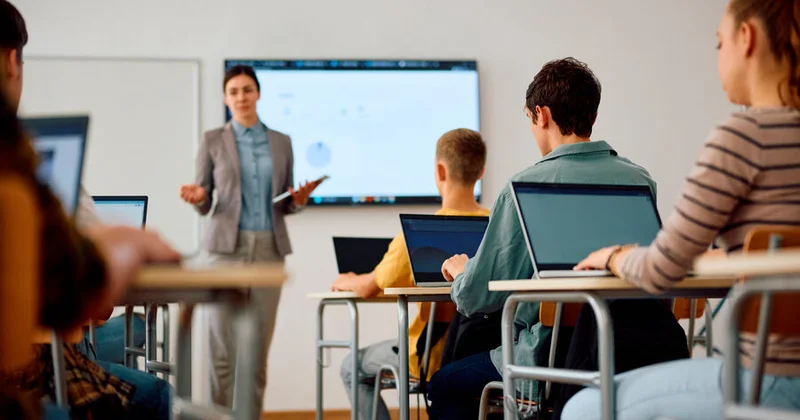 Şagirdindən uşaq dünyaya gətirən britaniyalı müəlliməyə dərs demək qadağan edilib