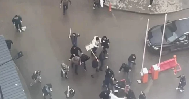 Rusiyada maaş üstündə miqrantlar arasında dava: Briqadirin üzünə bıçaqla vurdu