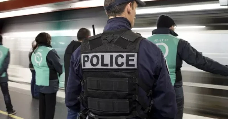 Paris metrosunda bıçaqlı hücum zamanı üç qadın yaralanıb