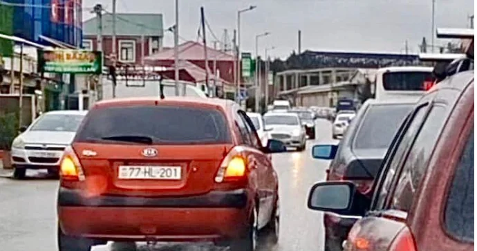 Tıxaca səbri çatmayan sürücü əks yola çıxıb maşınların üzərinə sürdü VİDEO