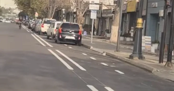 Nərimanovda qəribə hal Maşınlar velosiped zolağında park edib