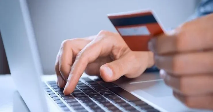 Səhvən başqasının kartına göndərdiyimiz pulu necə ala bilərik? Hətta faizini də...