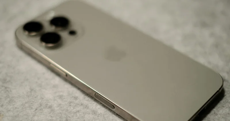 Telefon mağazasından 1800 manatlıq iPhone oğurlandı