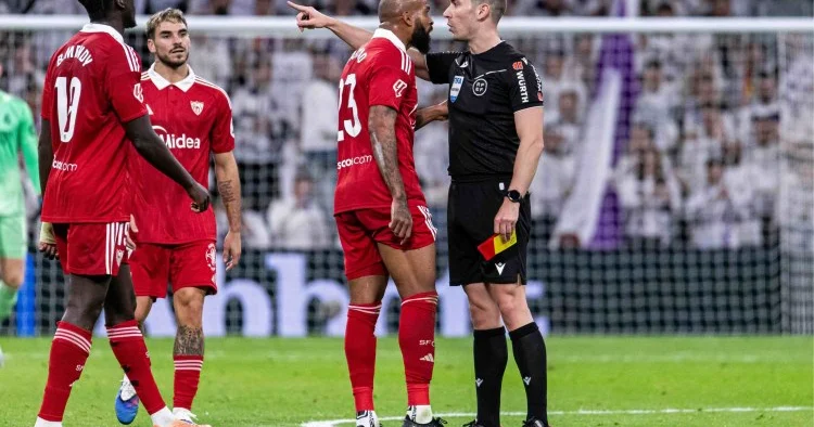 Hakimi təhqir edən futbolçuya 6 oyunluq cəza verildi