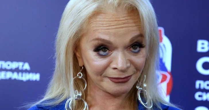 Помощники Долиной вывозят вещи из квартиры в Хамовниках в Москве