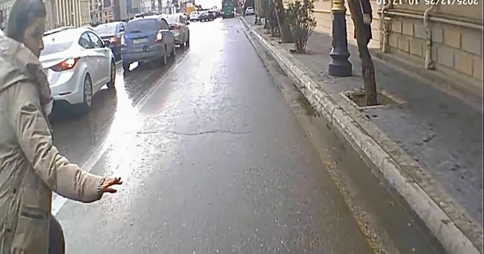 Maşınların arasından qəfil çıxan qadın az qala avtobusun altında qalacaqdı REAL VİDEO