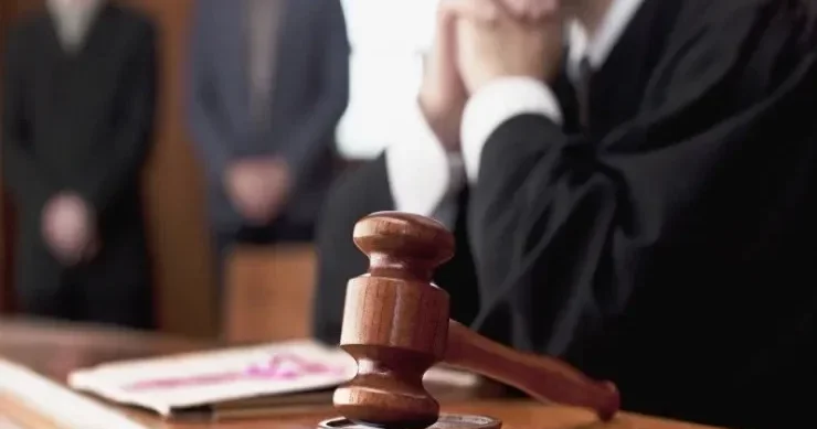 Азербайджанский судья накрыл автомобиль мантией и остался без полномочий