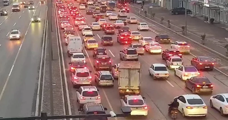 В Баку на нескольких улицах и проспектах затруднено движение транспорта ФОТО