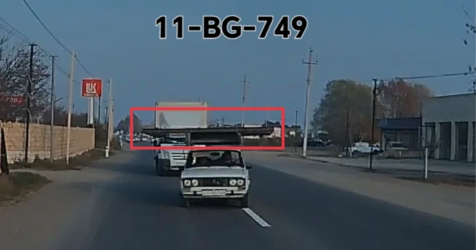 İki maşın boyda olan darvazanı daşıyan sürücü insanlara real təhlükə yaratdı VİDEO