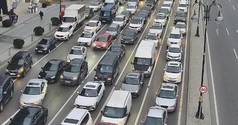 Из за транспортных заторов в Баку предложено пересмотреть график работы