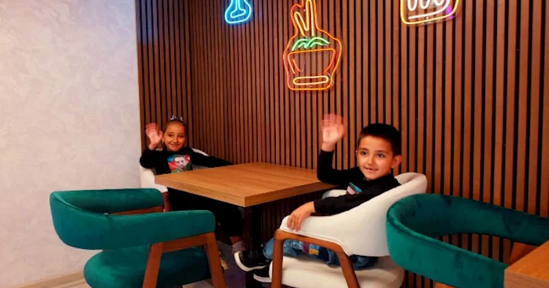 Uşaqların gecə 12 yə qədər restoranda olması məktəbə təsir edir