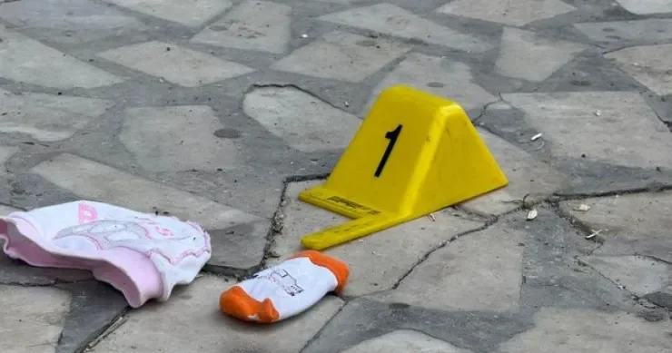 Ana 3 aylıq qızını binadan atdı