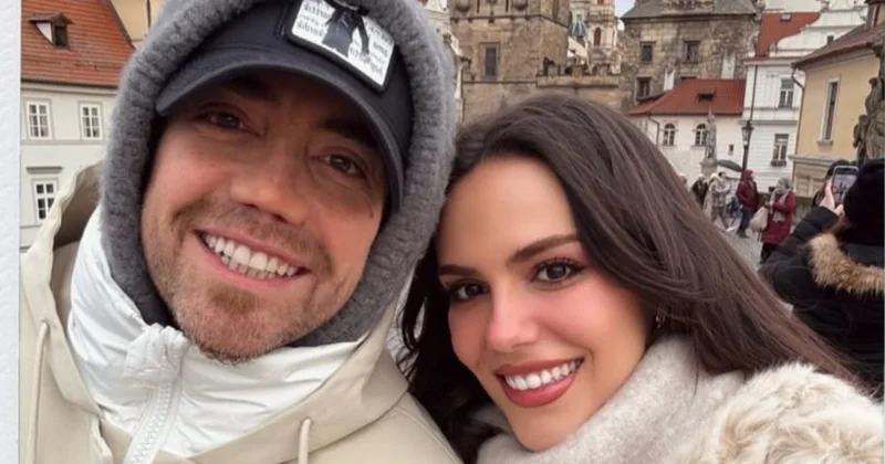 Murat sevgilisi ilə tətildə