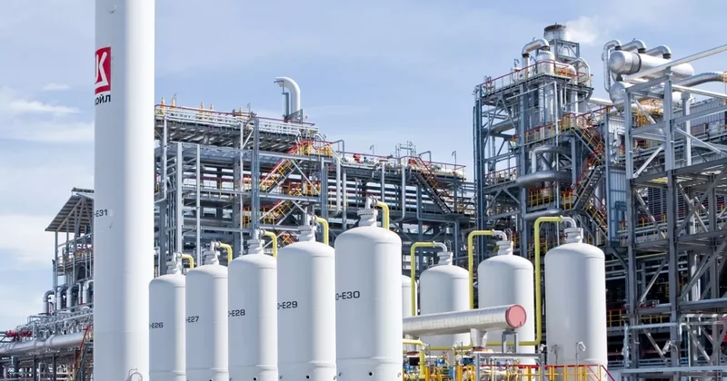 БПЛА зафиксированы в Волгограде: вспыхнул пожар вблизи НПЗ ВИДЕО