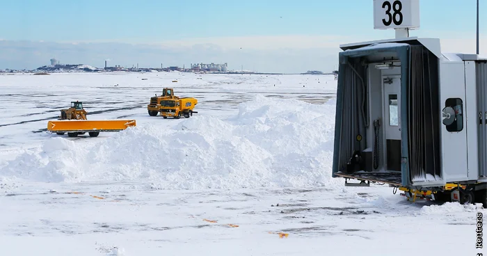 Сильный снегопад парализовал авиасообщение в США