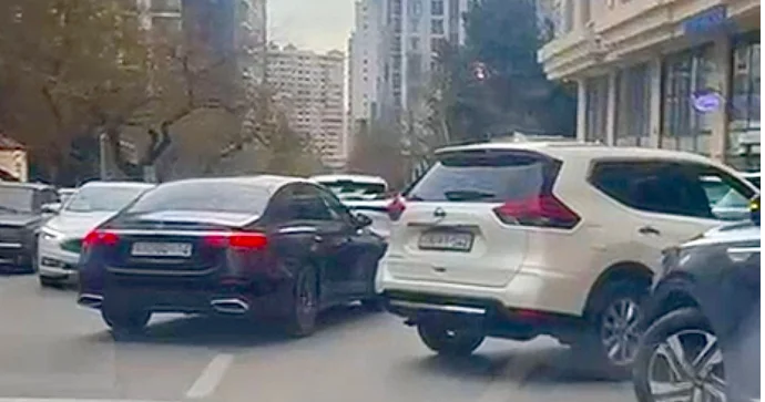 İkinci zolaqda maşın saxlayan sürücülər hərəkəti çətinləşdirdi VİDEO