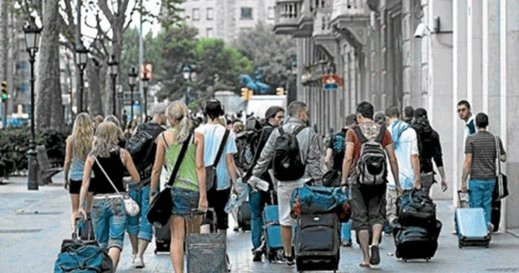 İnsanlar yalnız iş üçün deyil, təhsil, səhiyyə və mədəni imkanlara çıxış üçün də şəhərlərə köçürlər Ekspert