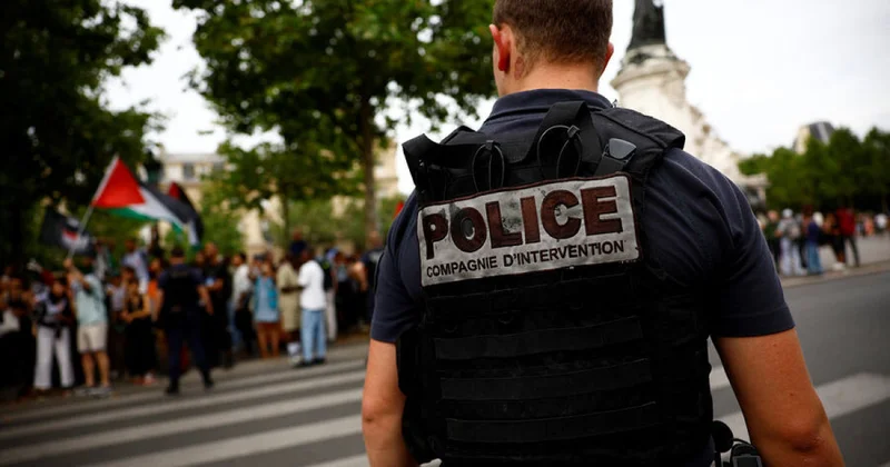 Naməlum kişi Paris metrosunda bıçaqla qadınlara hücum edib