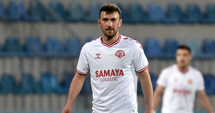 “Araz Naxçıvan”la yollarını ayıran Qara Qarayev klub rəhbərliyinə minnətdarlığını bildirib FOTO