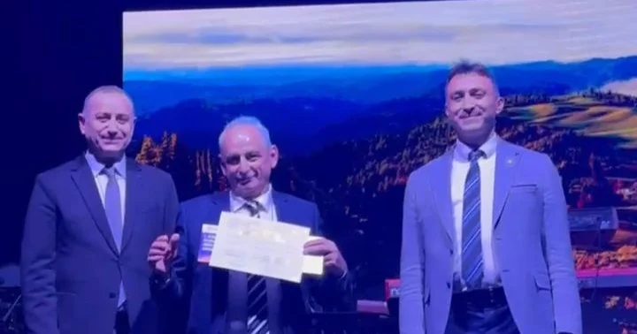 Azərbaycanlı onkoloqlarının elmi işi birinci yeri qazandı Mükafat xəstə uşaqlara bağışlandı FOTO