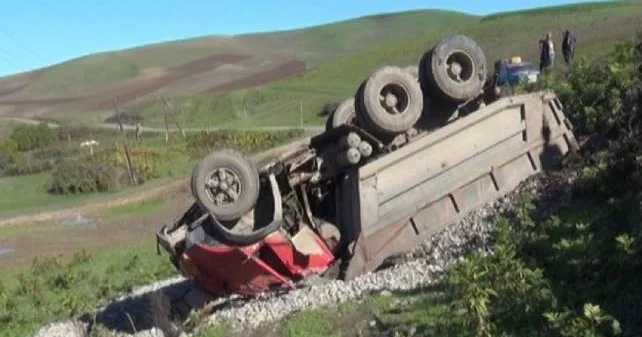 Kəlbəcərdə dəhşətli QƏZA: Yük maşını dərəyə aşdı, iki nəfər öldü