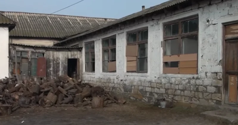 “Məktəbin pəncərəsində şüşə yoxdur, kartonla örtülüb” Video