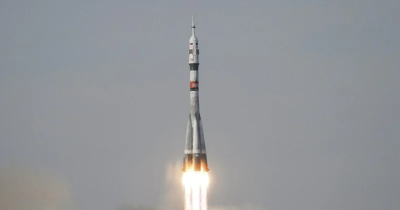 Plesetskdən buraxılan “Soyuz 2.1a” raketi orbitə peyk çıxarıb