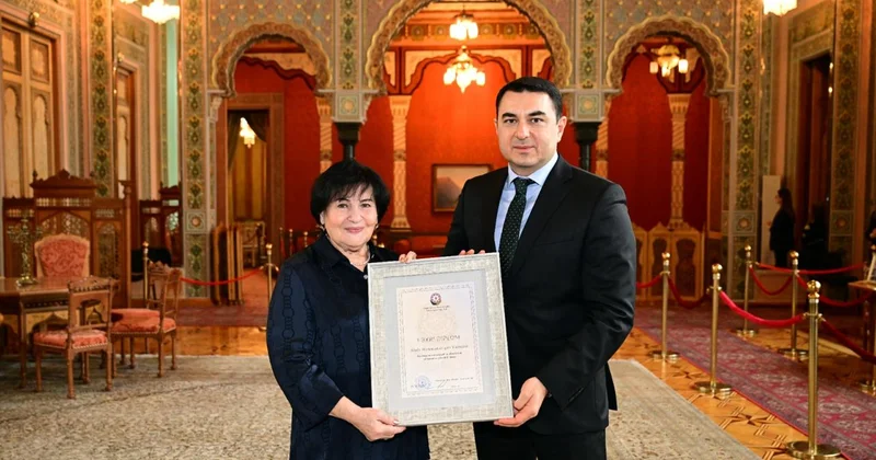 Mədəniyyət naziri Adil Kərimli akademik Nailə Vəlixanlını yubileyi münasibətilə ziyarət edib