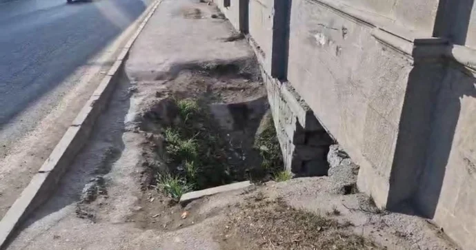 Məhəllələrə girişlərin önü hasarlandı; səki uçuq vəziyyətdə qaldı RƏSMİ AÇIQLAMA VİDEO