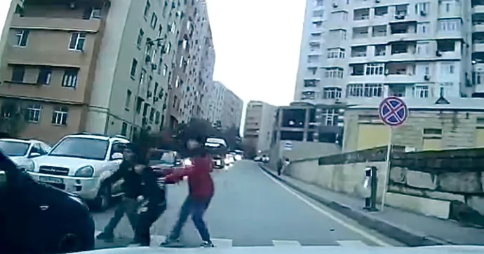 Bakıda sürücü keçiddən keçən üç azyaşlının üstünə maşın sürdü ANBAAN VİDEO
