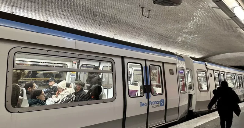 В парижском метро мужчина ранил трёх женщин