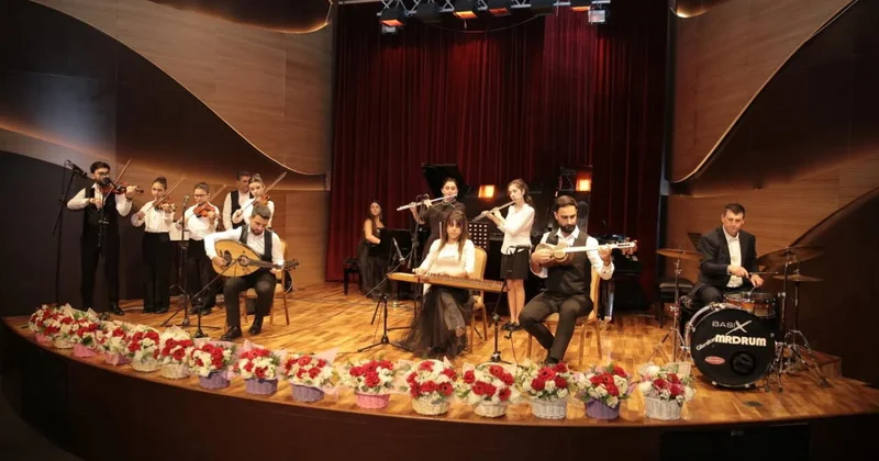 В Баку прошел концерт "90 лет, ставшие песней, цветом и словом" ФОТО