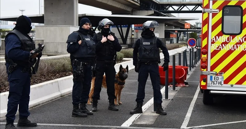 Неизвестный мужчина напал на женщин с ножом в парижском метро